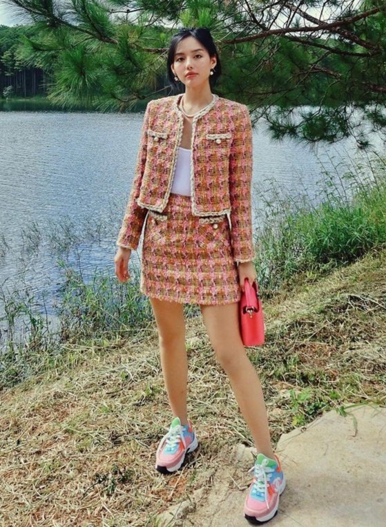 Nếu yêu thích những tông màu nổi, bạn có thể học Khánh Linh cách phối thiết kế váy áo dạ tweed với giày thể thao. Đây là set đồ vừa mang đến vẻ ngoài cực chất mà vẫn đủ giữ ấm cho cơ thể. Ảnh: FBNV.