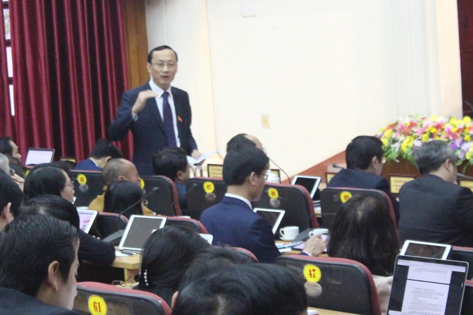 Ông Đặng Ngọc Sơn - Phó Chủ tịch UBND tỉnh Hà Tĩnh trả lời để đại biểu rõ thêm về quy trình xả lũ của hồ Kẻ Gỗ. Ảnh: Trần Tuấn.