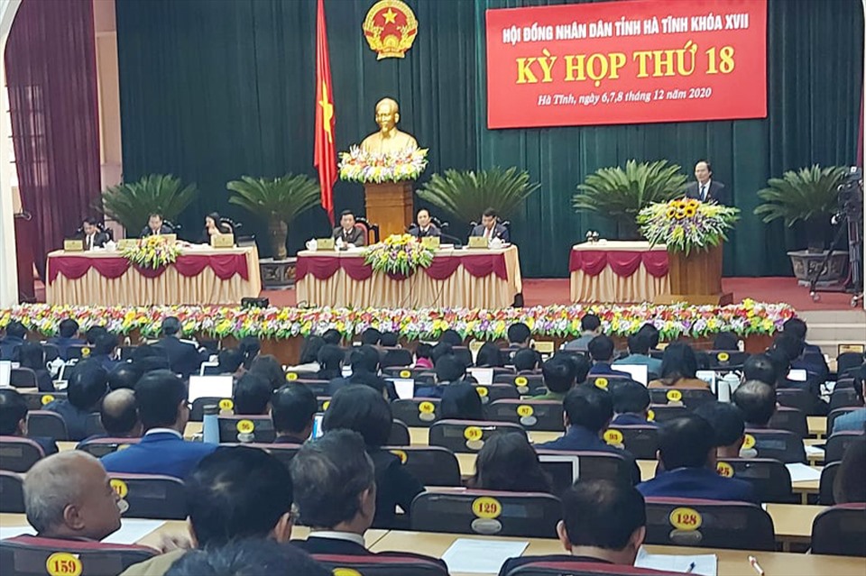 Các đại biểu dự kỳ họp HĐND tỉnh Hà Tĩnh chiều ngày 7.12. Ảnh: Trần Tuấn.