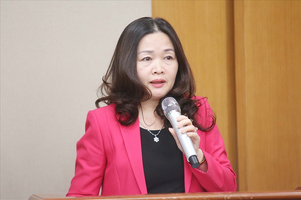 Bà Phạm Thị Thanh Huyền trao đổi thông tin về giải đấu. Ảnh: Bùi Lượng