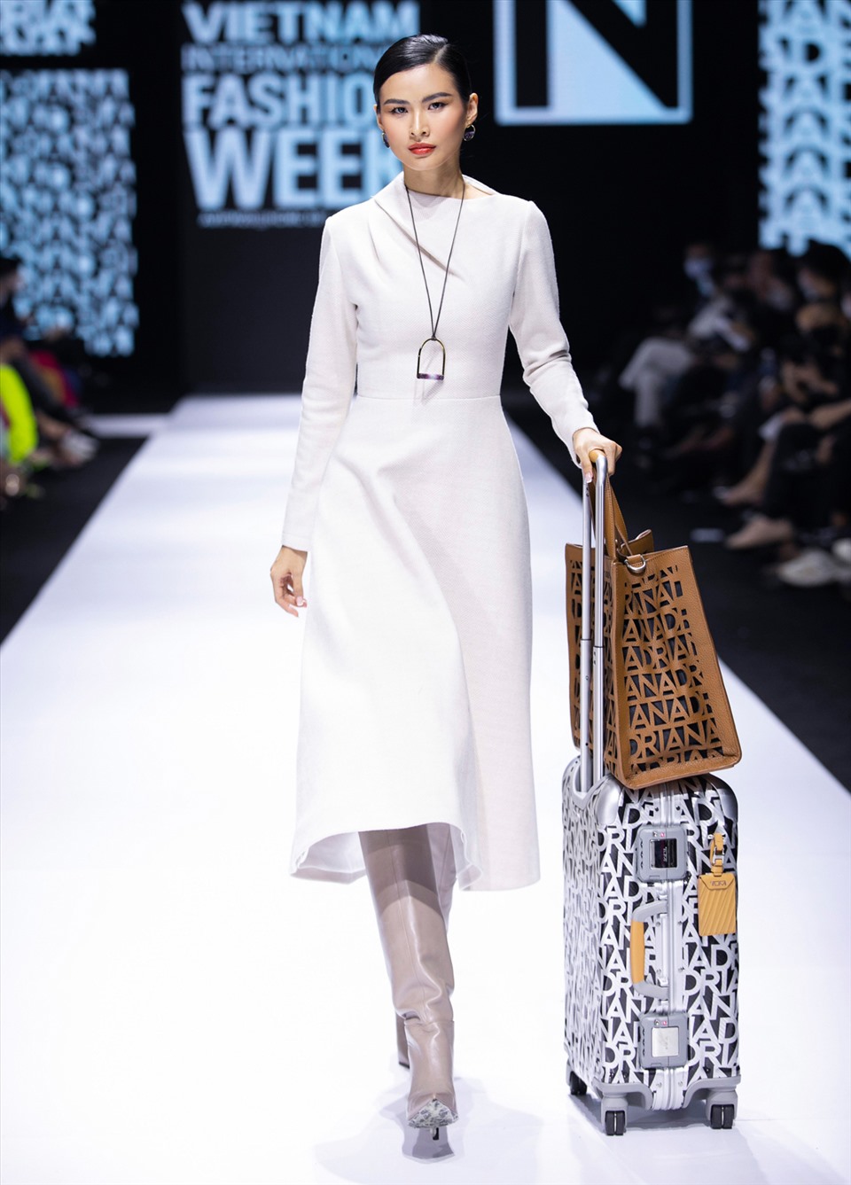 Tên của nhà thiết kế xuất hiện trên trang phục lẫn phụ kiện như túi xách, vali theo xu hướng phô bày tên thương hiệu trên sản phẩm được làng mốt thế giới lăng xê.