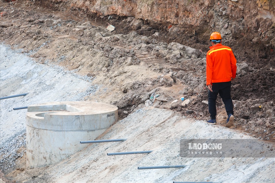 Ống thu gom nước thải được chôn sâu dưới lòng đất. Hệ thống cống này gom nước thải dẫn về Nhà máy xử lý nước thải Yên Xá đặt ở xã Thanh Liệt, huyện Thanh Trì.