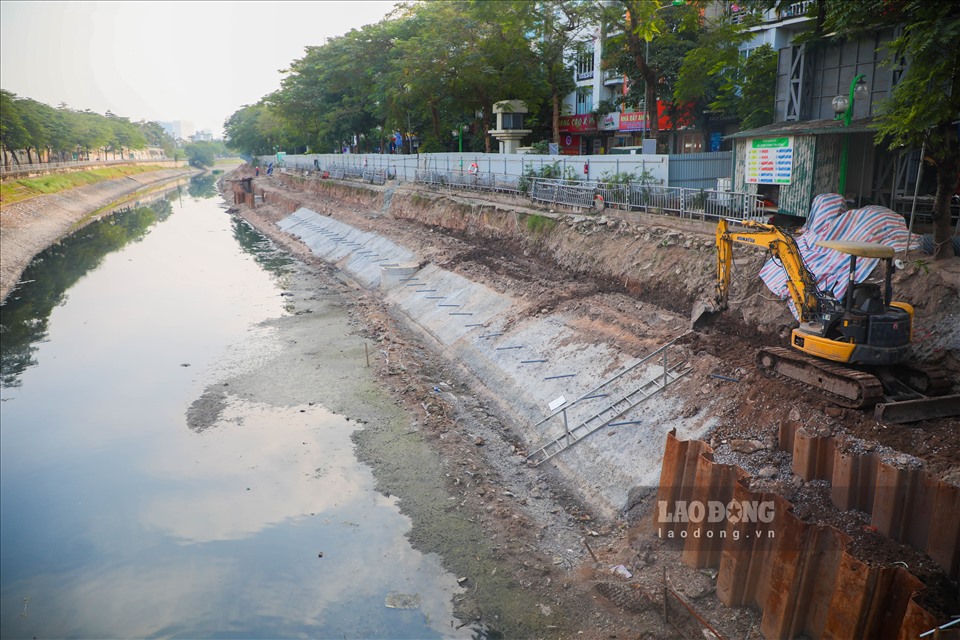 Một số đoạn hệ thống ống ngầm gom nước thải dọc sông Tô Lịch đoạn đầu đường Hoàng Quốc Việt hiện đã hoàn thành xong công đoạn chôn ống và làm kè bê tông.