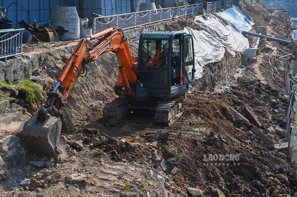 Công nhân đang tiến hành lắp đặt ống thu gom nước thải khu vực trên bờ khu vực đường Vũ Tông Phan. Hệ thống cống thu gom nước thải sông Tô Lịch được khởi công vào tháng 5.2020, dự kiến hoàn thành sau bốn năm thi công.