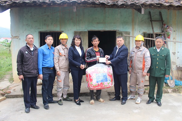Đoàn Công tác Công ty Điện lực Lạng Sơn thăm và tặng quà cho hộ gia đình đặc biệt khó khăn tại xã Xuân Dương, huyện Lộc Bình. Ảnh: PC Lạng Sơn