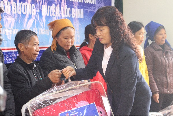 Bà Nguyễn Anh Tâm – Phó Chủ tịch Công đoàn Công ty tặng quà cho các hộ nghèo, hộ gia đình chính sách trên địa bàn xã Xuân Dương, huyện Lộc Bình. Ảnh: PC Lạng Sơn