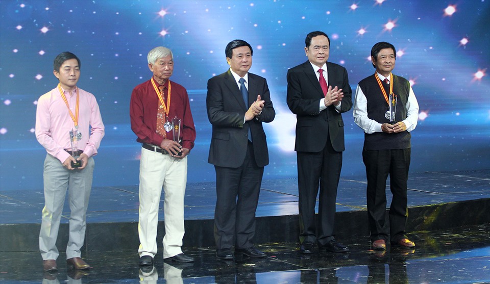 Ban Tổ chức trao giải cho các thí sinh đạt giải Nhì cuộc thi. Ảnh T.Vương