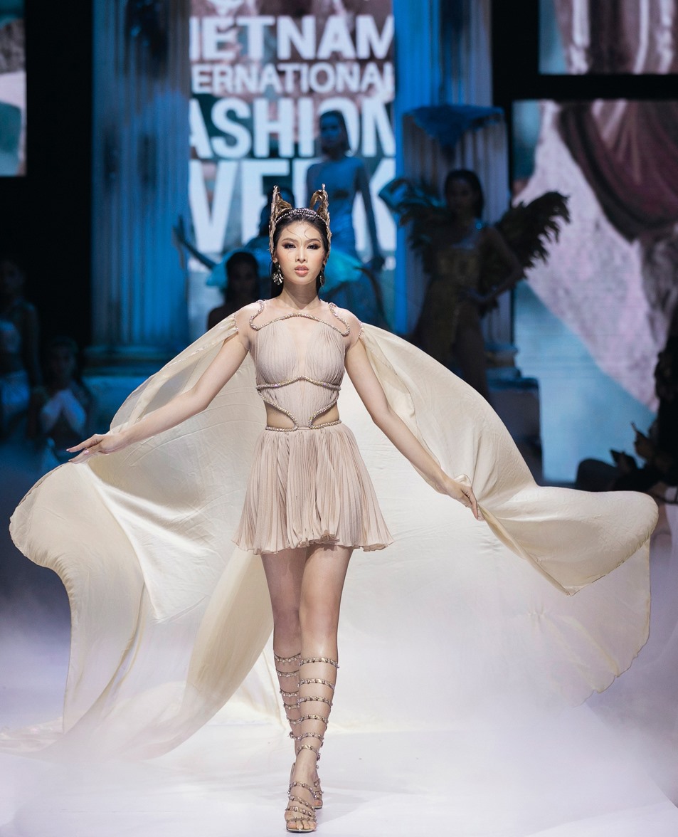 Vốn xuất thân từ người mẫu, Á hậu Ngọc Thảo có dịp khoe những bước catwalk uyển chuyển tại Tuần lễ thời trang Việt Nam năm nay. Ảnh: Kiếng Cận.