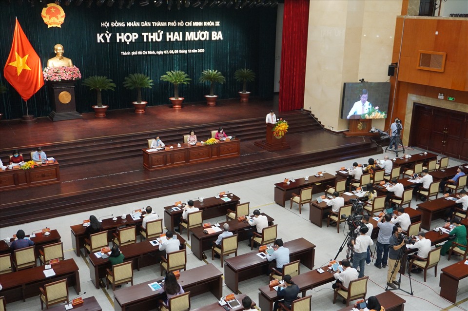 Chủ tịch UBND TPHCM Nguyễn Thành Phong trả lời chất vấn.  Ảnh: Minh Quân