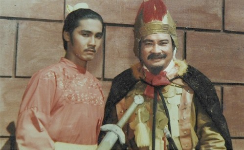 Lý Hùng (trái) năm 21 tuổi và cha - NSND Lý Huỳnh - trong phim “Thăng Long đệ nhất kiếm” (1990). Sau phim này, nghệ sĩ thay đổi hình ảnh bằng việc để râu quai nón và hàng ria con kiến.