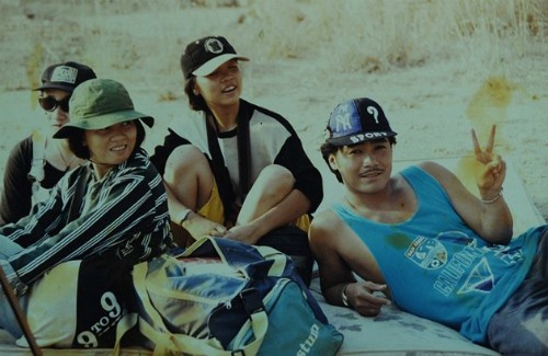 Lý Hùng (phải) năm 27 tuổi (1996) trên trường quay phim “Hồng hải tặc“. Anh trông vạm vỡ hơn so với thời kỳ đóng phim “Nước mắt học trò“.