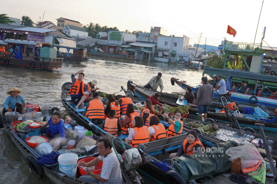 Ngoài nhìn ngắm cách trao đổi hàng hóa, du khách còn có thể được ăn những món ăn đậm chất miền tây và trải nghiệm cảm giác ăn uống trên sông. Sáng sớm là thời điểm “vàng” để du khách đến khám phá, trải nghiệm chợ nổi Cái Răng Cần Thơ.