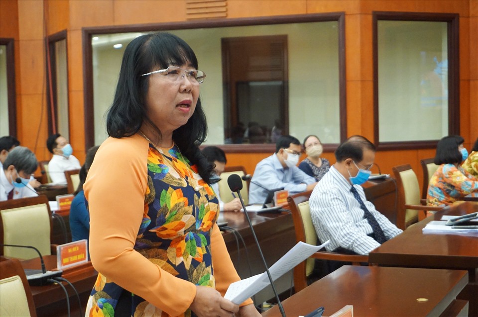 Đại biểu Thi Thị Tuyết Nhung đặt câu hỏi chất vấn chủ tịch UBND TPHCM. Ảnh: Minh Quân