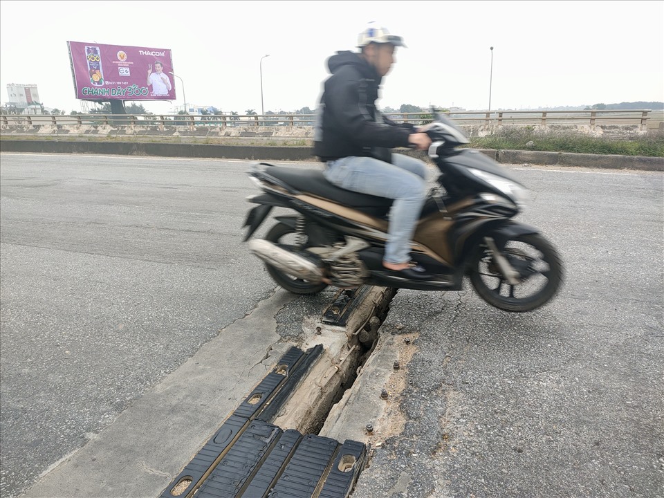 Người điều khiển xe bị nhấc hẳn đầu xe khi chạy trên tuyến đường (khu vực trên cầu vượt đi Sầm Sơn, tại phường Quảng Hưng, TP. Thanh Hóa). Ảnh: Quách Du