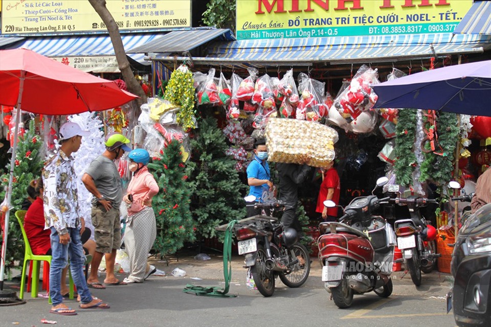 Đoạn đường từ chợ Kim Biên đến vòng xoay Phan Đình Phùng có hàng trăm cửa hàng nằm sát nhau. Với nhu cầu trang trí Giáng sinh đang tăng mạnh nên các nhân viên tại đây liên tục xuống hàng từ các xe tải lớn.