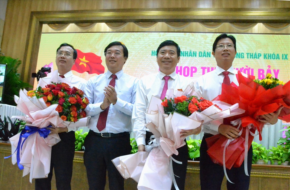 Ông Lê Quốc Phong - Ủy viên dự khuyết Ban chấp hành Trung ương Đảng, Bí thư Tỉnh ủy Đồng Tháp tặng hoa chúc mừng. Ảnh: Lục Tùng