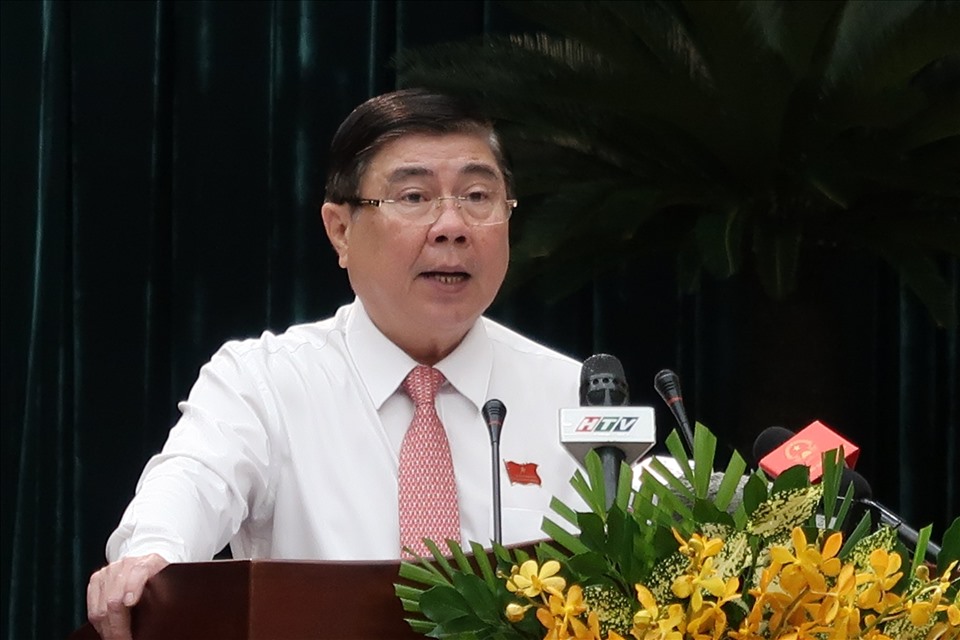 Chủ tịch UBND TPHCM Nguyễn Thành Phong trả lời chất vấn.  Ảnh: Hữu Huy