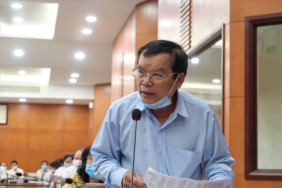 Ông Nguyễn Văn Dũng – đại diện cử tri huyện Hóc Môn chất vấn Chủ tịch UBND TPHCM. Ảnh: Hữu Huy