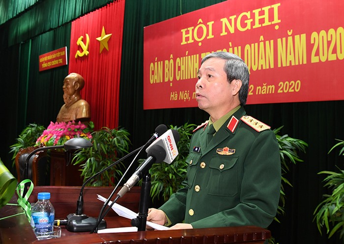 Thượng tướng Đỗ Căn trình bày báo cáo tại hội nghị. Ảnh Phú Sơn