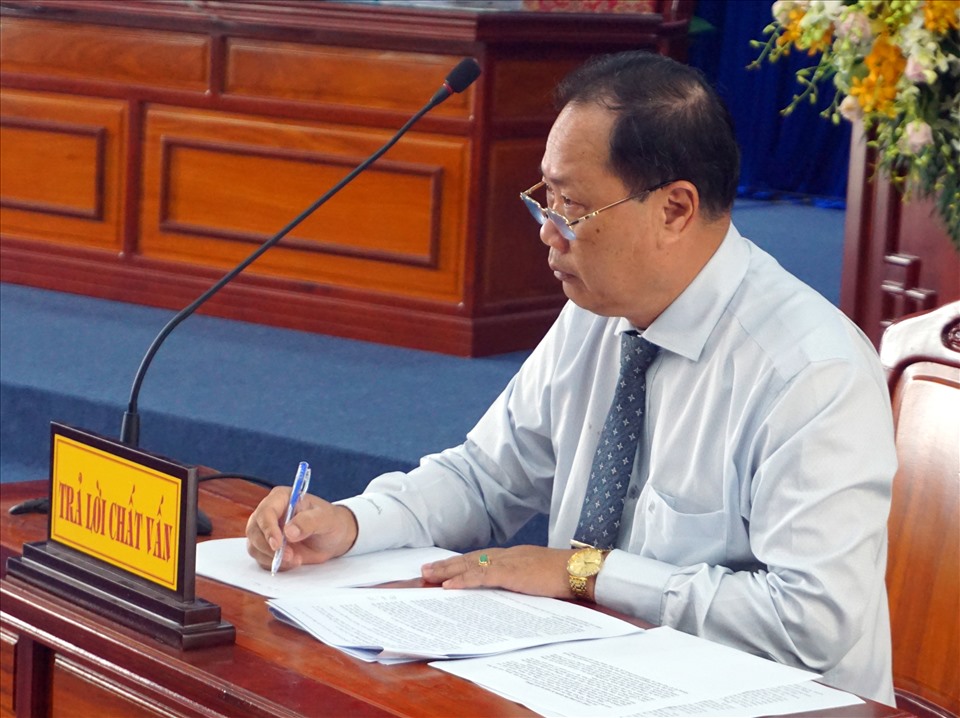 Ông Huỳnh Quốc Ca, Giám đốc Sở xây dựng Bạc Liêu ghi nhận để trả lời thêm các câu hỏi của đại biểu HĐND (ảnh Nhật Hồ)