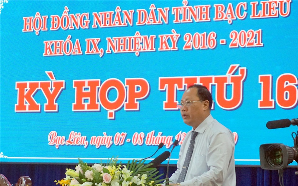 Ông Huỳnh Quốc Ca, Giám đốc Sở xây dựng trả lời chất vấn các đại biểu về 16 trường hợp khu dân cư tự phát (ảnh Nhật Hồ)
