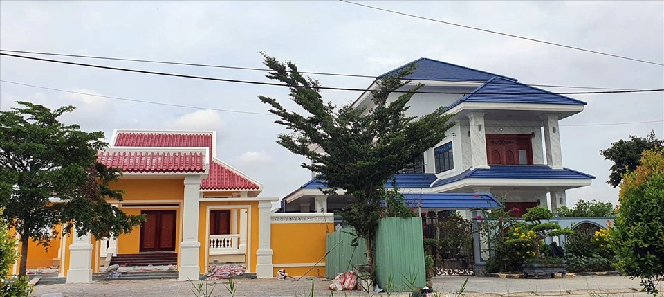 Căn nhà màu vàng đại biểu Phan Hùng Việt cho là giống “cái chùa” nằm bên cạnh ngôi biệt thự được cho là của ông Phan Hùng Việt, nguyên Bí thư Huyện ủy huyện Đông Hải, Bạc Liêu khiến ông bức xúc (ảnh Nhật Hồ)