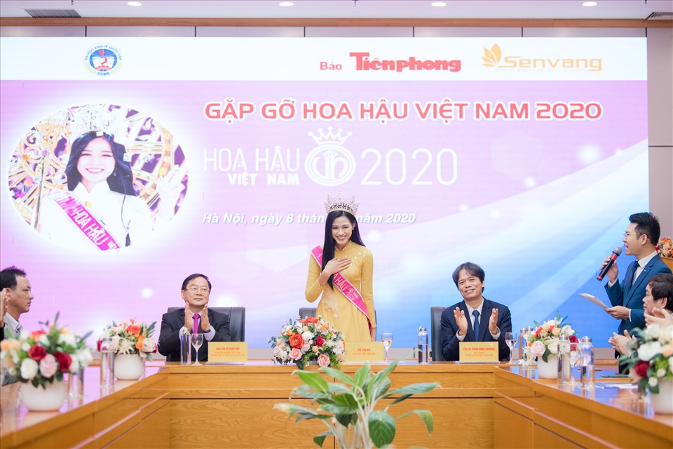Ngày 8.12, Hoa hậu Việt Nam 2020 Đỗ Thị Hà đã trở lại trường Đại học Kinh tế Quốc dân. Đây là lần đầu tiên tân hoa hậu quay trở lại trường kể từ sau khi đăng quang ngày 20.11. Ảnh: Vũ Toàn.
