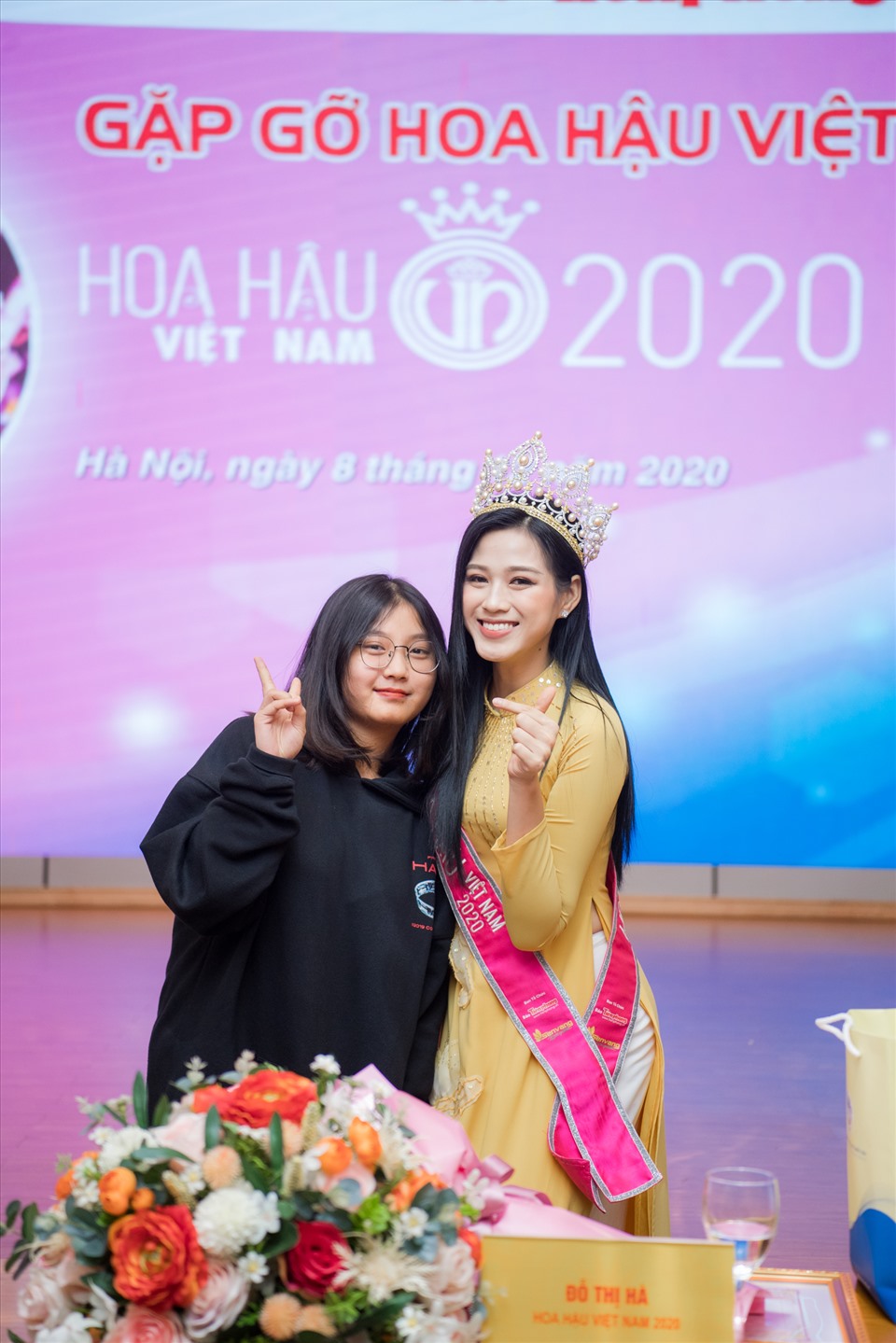 Hoa hậu Đỗ Thị Hà vui vẻ chụp ảnh cùng bạn bè. Cô mong mọi người vẫn