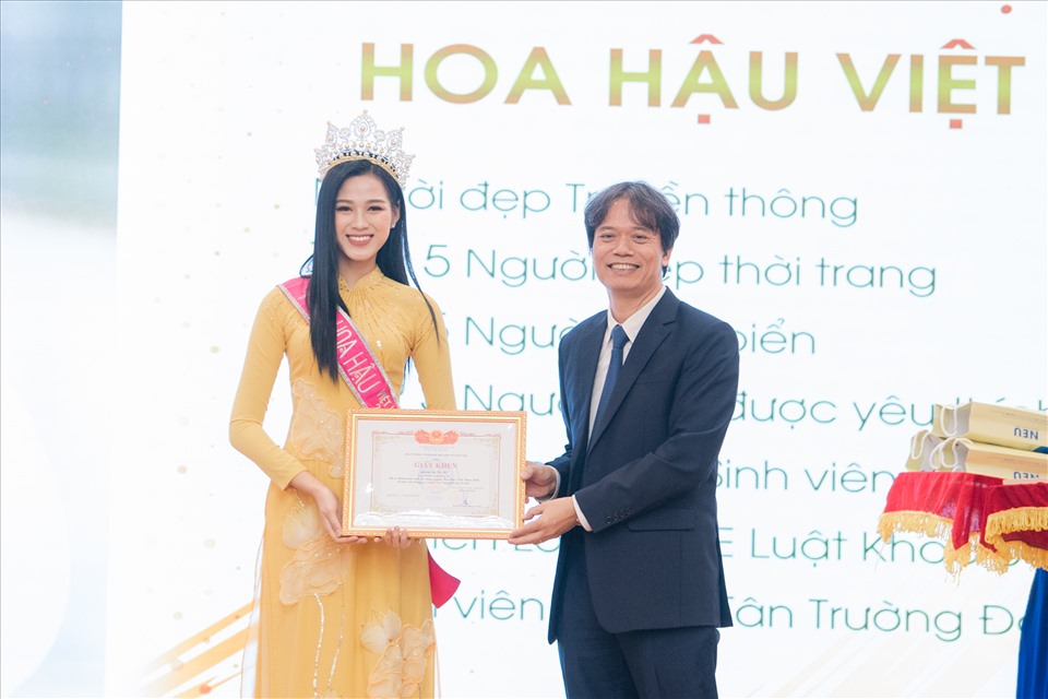 Trong buổi gặp gỡ, lãnh đạo trường Đại học Kinh tế Quốc dân đã trao tặng giấy khen cho Tân Hoa hậu Đỗ Thị Hà.