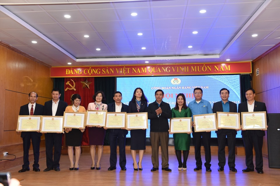 Lãnh đạo Công đoàn Ngân hàng Việt Nam trao bằng khen cho các tập thể, cá nhân. Ảnh: CĐNH