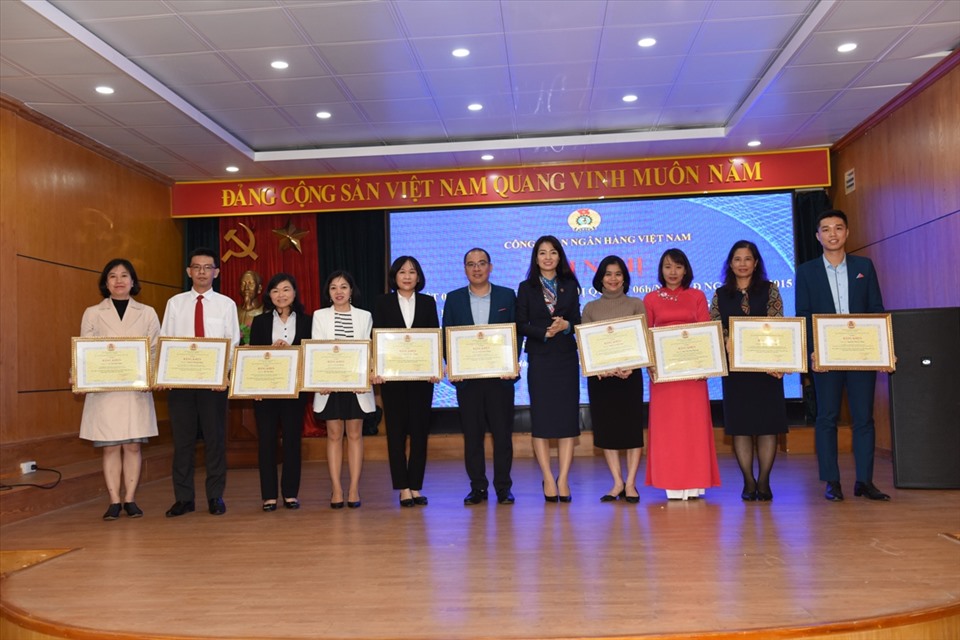 Lãnh đạo Công đoàn Ngân hàng Việt Nam trao bằng khen cho các tập thể, cá nhân. Ảnh: CĐNH