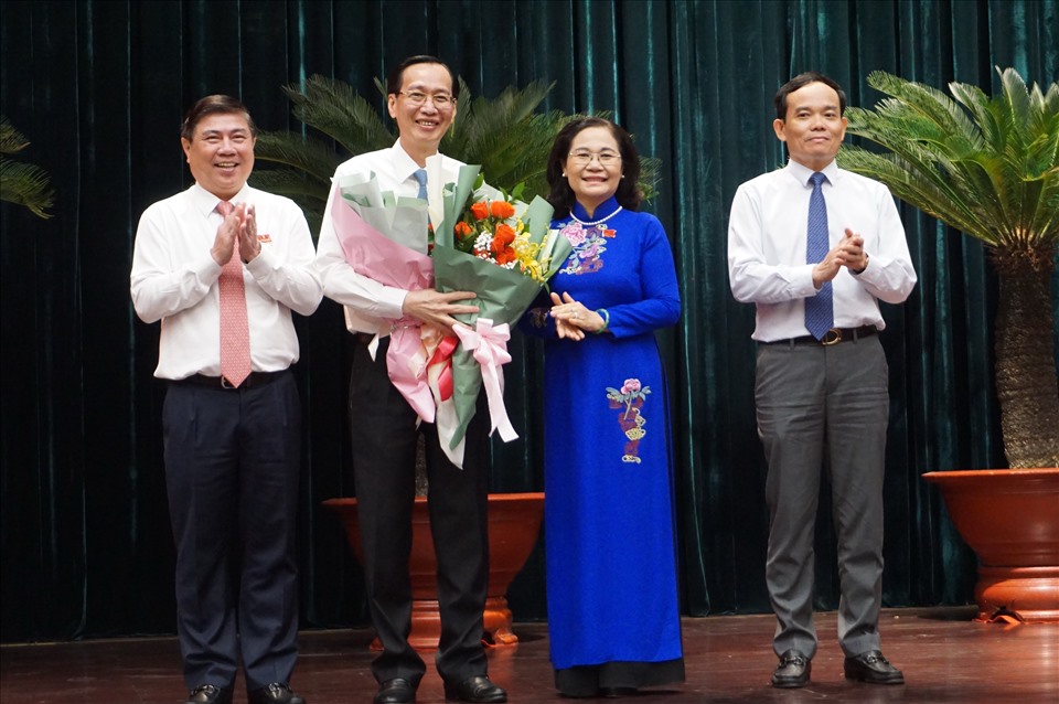 Lãnh đạo TPHCM trao hoa cảm ơn ông Lê Thanh Liêm.  Ảnh: Minh Quân