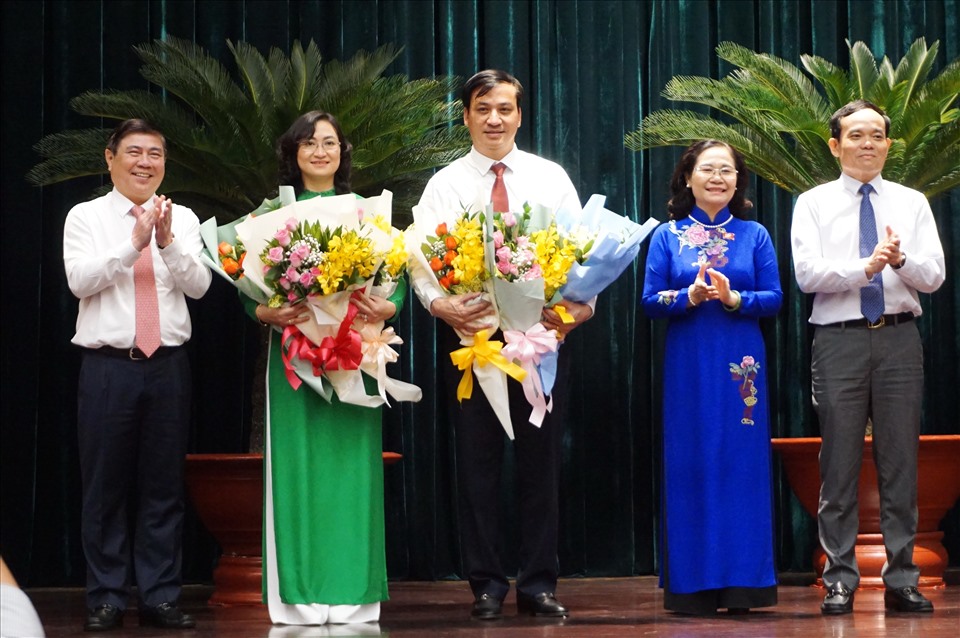 Lãnh đạo TPHCM trao hoa chức mừng ông Lê Hòa Bình và bà Phan Thị Thắng.  Ảnh: Minh Quân
