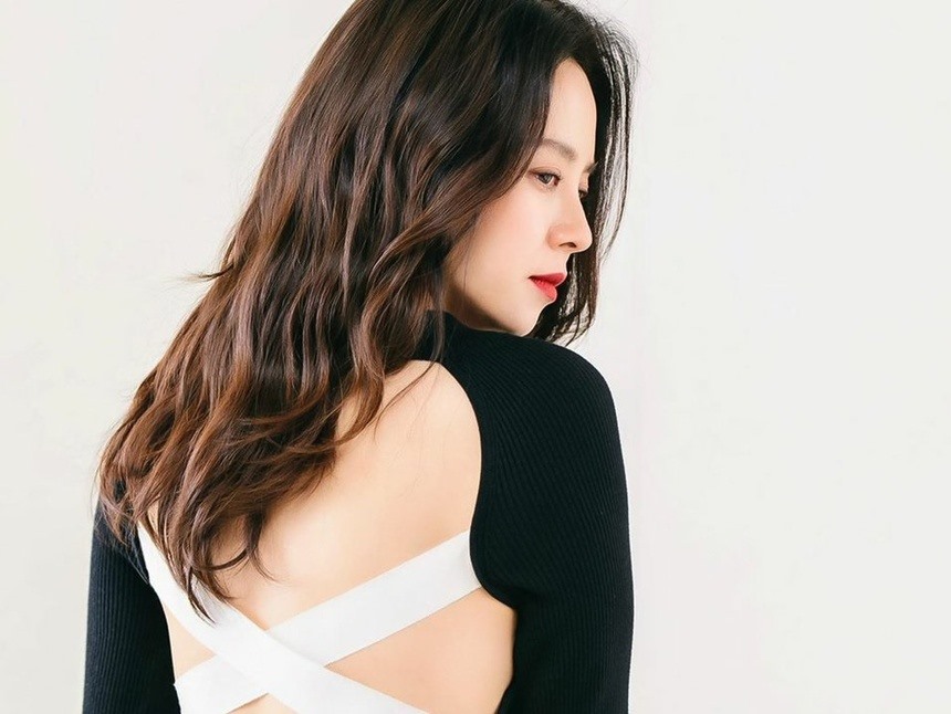 Ở hiện tại, sau 20 năm hoạt động ở làng giải trí, Song Ji Hyo đã là tên tuổi có chỗ đứng, Ngoài những ồn ào về cảnh nóng trong quá khứ, nữ diễn viên luôn được nhiều đồng nghiệp quý mến và được xem là mẫu bạn gái lý tưởng của nhiều đồng nghiệp nam, thế nhưng “mỹ nhân mặt mộc” hiện vẫn đang lẻ bóng ở tuổi 39. Ảnh: Instagram NV.