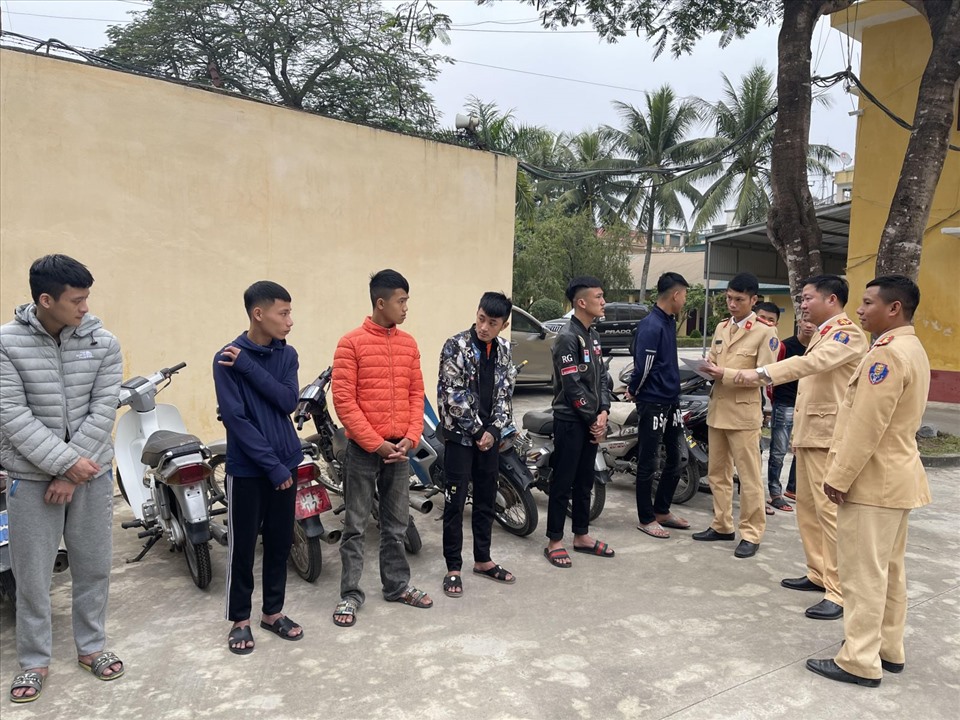 Triệu tập nhóm thanh niên bốc đầu xe máy, gây náo loạn trên đường bờ biển Sầm Sơn. Ảnh: CATH