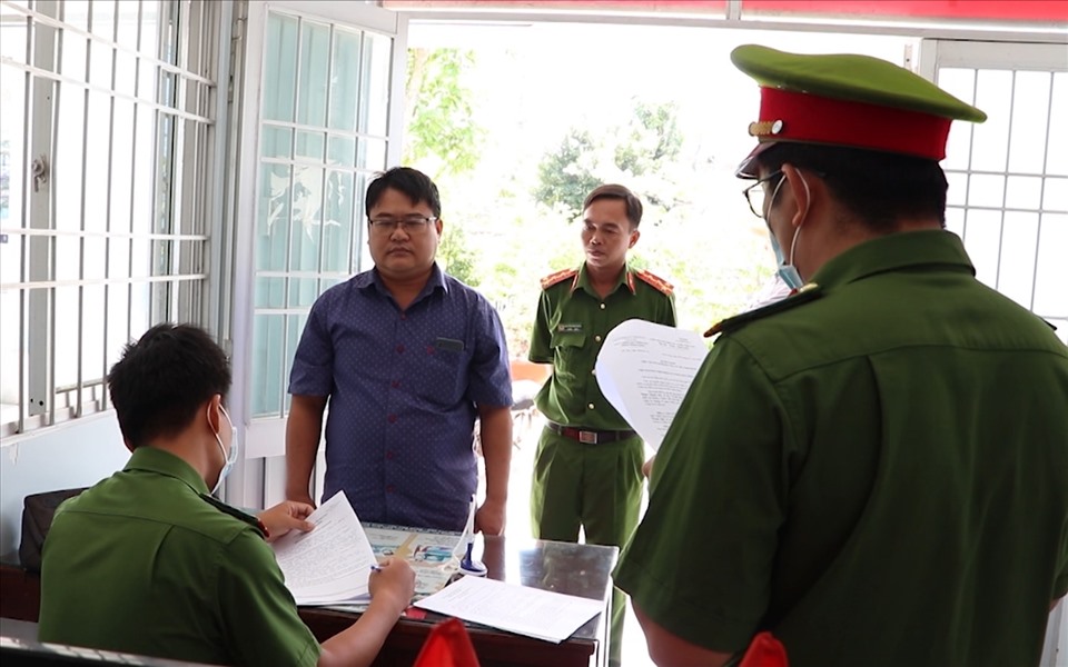 Cơ quan điều tra công an tỉnh Vĩnh Long tống đạt quyết định khởi tố bị can Phạm Thanh Hải.