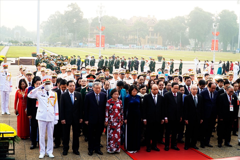 Thủ tướng Nguyễn Xuân Phúc dẫn đầu Đoàn đại biểu dự Đại hội Thi đua yêu nước toàn quốc lần thứ X đặt vòng hoa và vào Lăng viếng Chủ tịch Hồ Chí Minh.