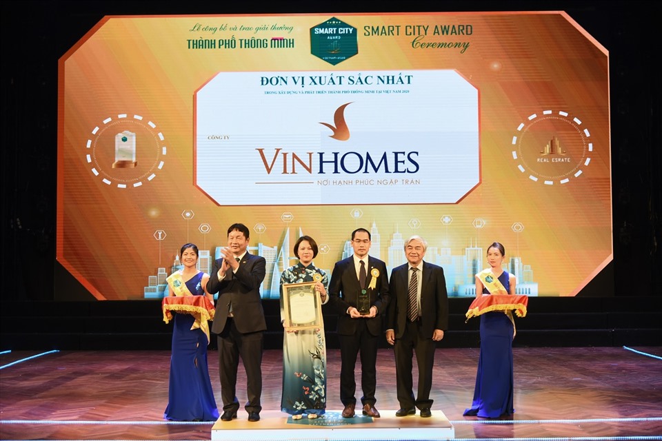 Nguyên Bộ trưởng Bộ Khoa học và Công Nghệ Nguyễn Quân và Chủ tịch VINASA ông Trương Gia Bình trao giải thưởng “Doanh nghiệp xuất sắc cung cấp dự án bất động sản thông minh” cho đại diện Vinhomes và VinSmart.