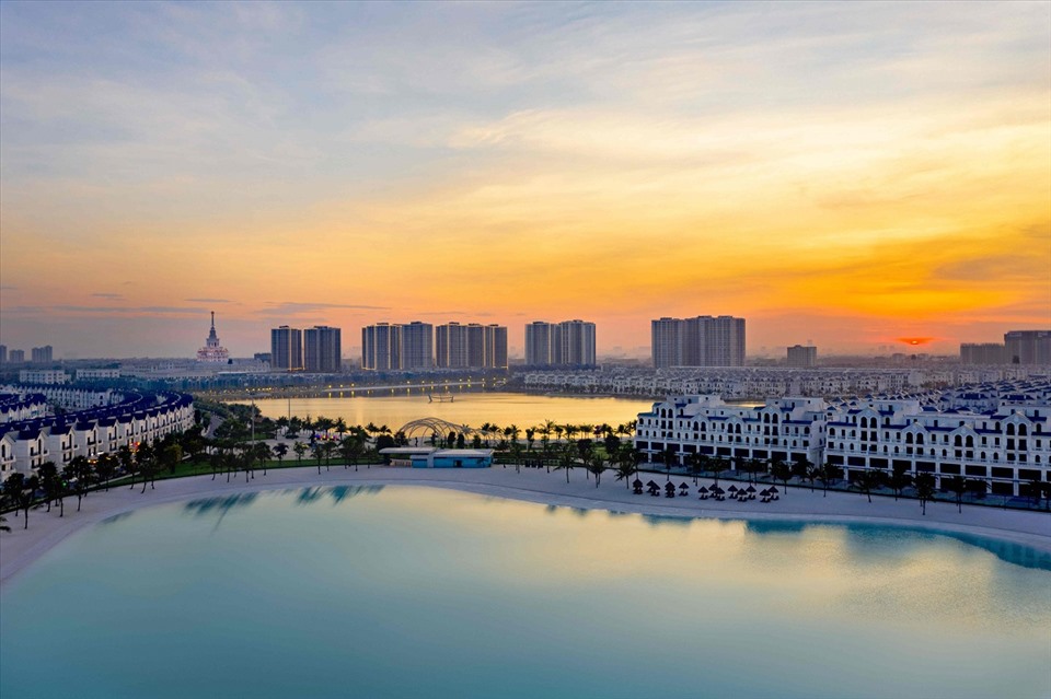 Mô hình “Thành phố biển hồ” độc đáo tại Vinhomes Ocean Park: biển hồ nước mặn lớn thứ 6 thế giới sử dụng giải pháp công nghệ tiên tiến bậc nhất, hồ nước ngọt trải cát trắng nhân tạo 24,5ha lớn nhất Việt Nam.