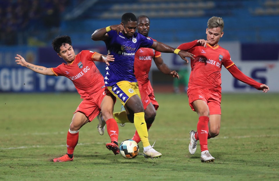 Rimario (áo tím) là sự tăng cường chất lượng cho Bình Định tại V.League 2021. Ảnh: VPF.