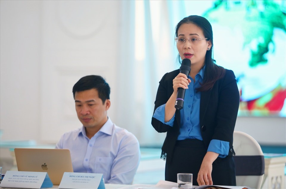 Bà Bùi Thị Ngọc – Phó Chủ tịch Thường trực LĐLĐ TP.Hải Phòng thông tin về các hoạt động bảo vệ môi trường đã được triển tại Hải Phòng