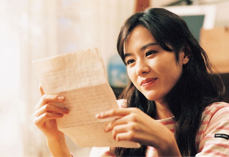 Cũng nhờ vai diễn trong “The Classic“, Son Ye Jin được tôn vinh là “tình đầu quốc dân” nhờ vẻ đẹp nổi trội. Cho đến nay, nữ diễn viên vẫn luôn nằm trong top những diễn viên bị thời gian “bỏ quên“. Ảnh cắt phim.