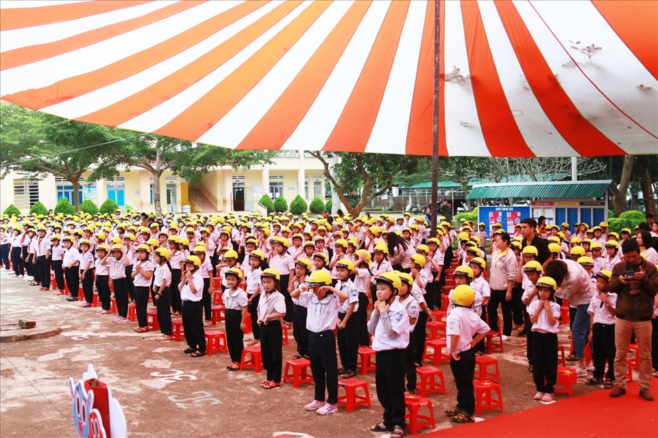 Hàng trăm em học sinh tiểu học Nguyễn Viết Xuân được tặng mũ bảo hiểm khi tham gia giao thông. Ảnh: Bảo Trung