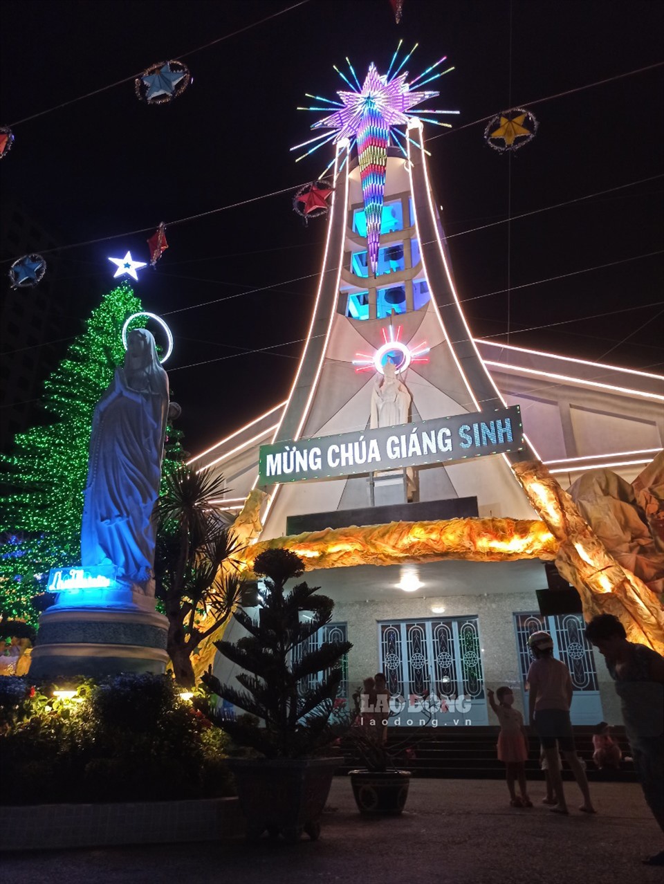 Một nhà thờ nằm trên đường Phạm Thế Hiển (quận 8), công tác chuẩn bị, trang     trí cho mùa Noel 2020 cơ bản hoàn tất.