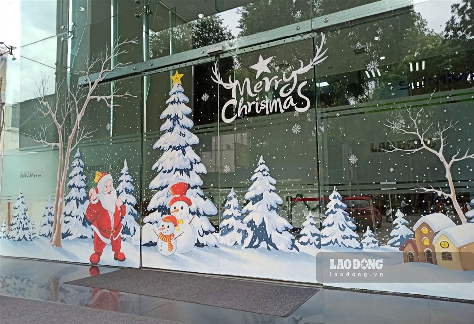Tại một tòa nhà trên đường Nguyễn Thị Minh Khai (quận 3) đã xuất hiện hình ảnh ngộ nghĩnh, đáng yêu của ông già Noel và những cây thông, hình ảnh mang biểu tượng của một mùa Noel mới sắp đến.
