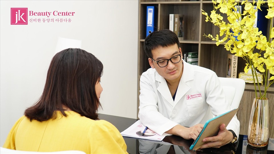 Bác sĩ Nguyễn Quân - chuyên gia da liễu tại JK thực hiện thăm khám cho khách hàng.