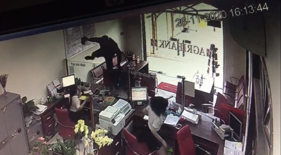 Hiện trường vụ cướp ngân hàng qua camera an ninh. Ảnh cắt từ clip