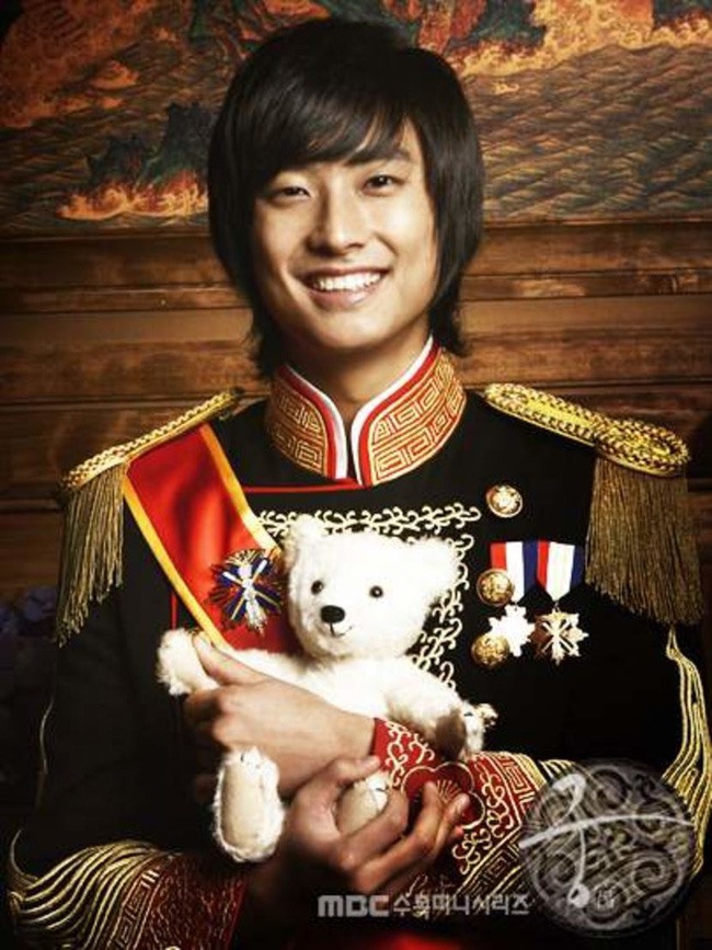 Năm 2006, Joo Ji Hoon đảm nhận vai diễn thái tử Lee Shin trong phim “Goong” (Hoàng cung) và nhận về giải thưởng “Nam diễn viên mới xuất sắc nhất”. Đây cũng là bộ phim giúp tên tuổi của sao nam nổi tiếng khắp Châu Á. Ảnh poster.