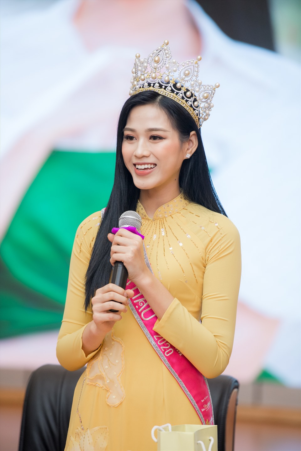 Hoa hậu Đỗ Thị Hà sẽ tiếp tục việc học tập tại trường Đại học Kinh tế Quốc dân. Ảnh: Vũ Toàn.