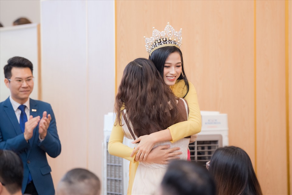 Hoa hậu Đỗ Thị Hà xúc động ôm bạn thân Phương Anh trong ngày trở lại trường. Ảnh: Vũ Toàn.